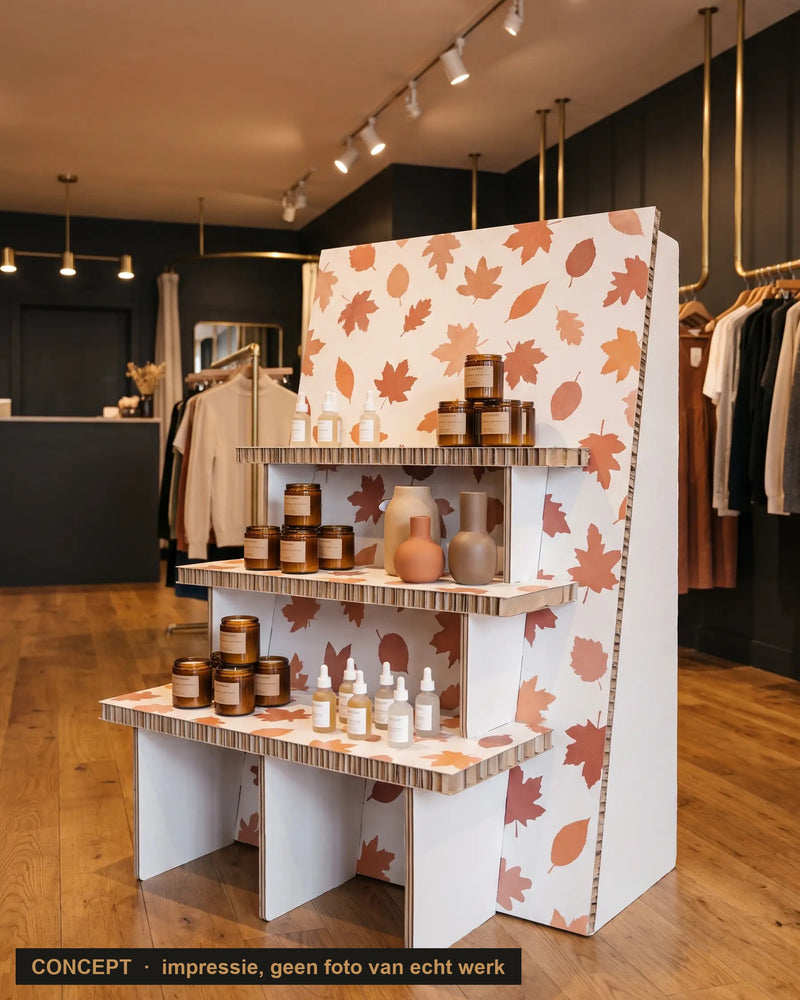 Concept-impressie: trapdisplay van wit reboard met herfstbladprint en drie treden met potten en flesjes, in een boetiek