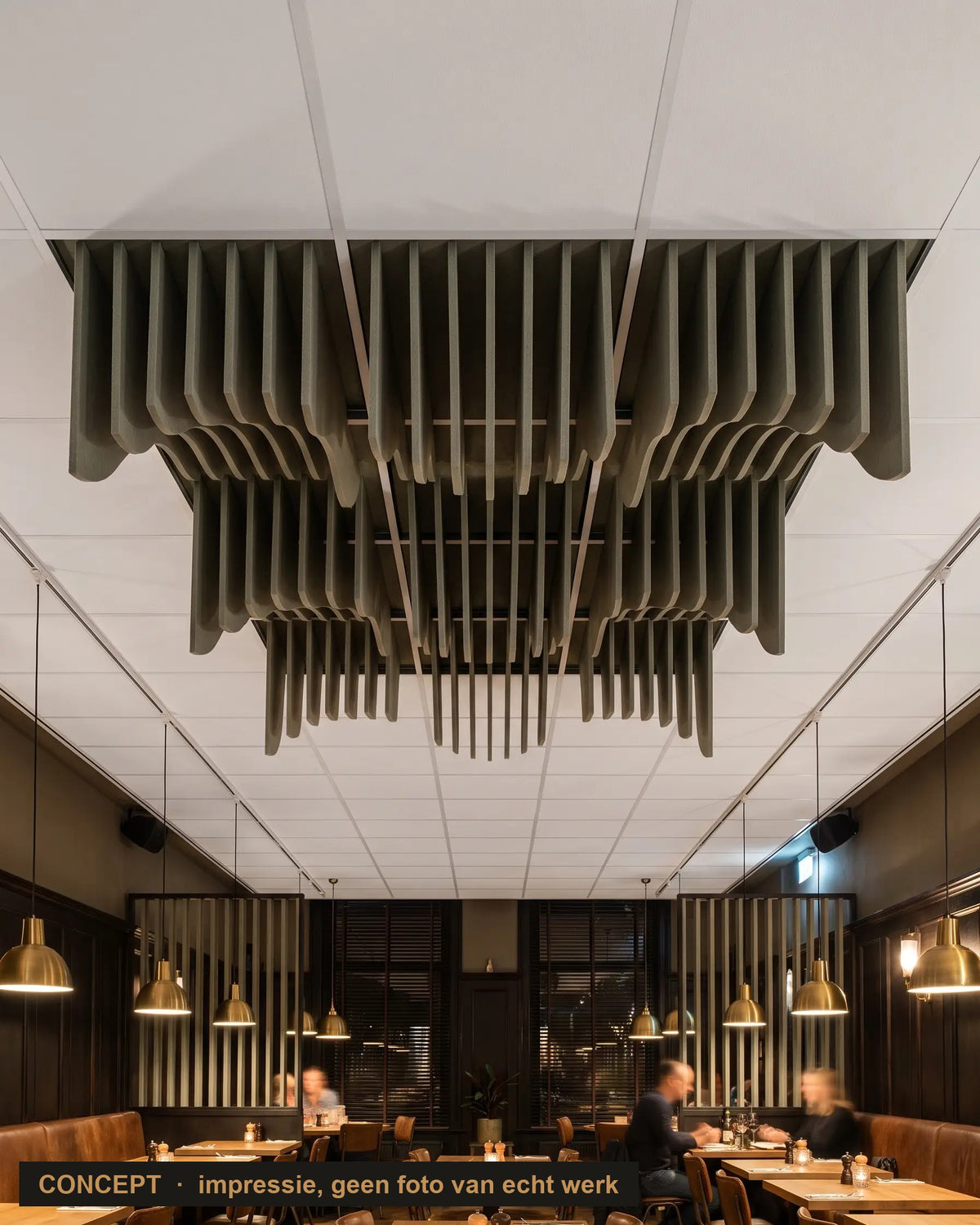 Concept-impressie: golvende ribben van groen vilt in een systeemplafond boven een restaurant met messing hanglampen