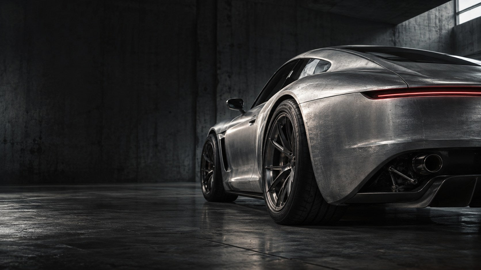 Beeldconcept: een onbewerkte metalen sportcoupé in een donkere industriële ruimte